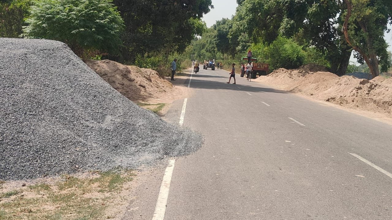 रायबरेली- दुर्घटनाओं को दावत दे रहे सड़क किनारे मौरंग गिट्टी के लगे ढेर