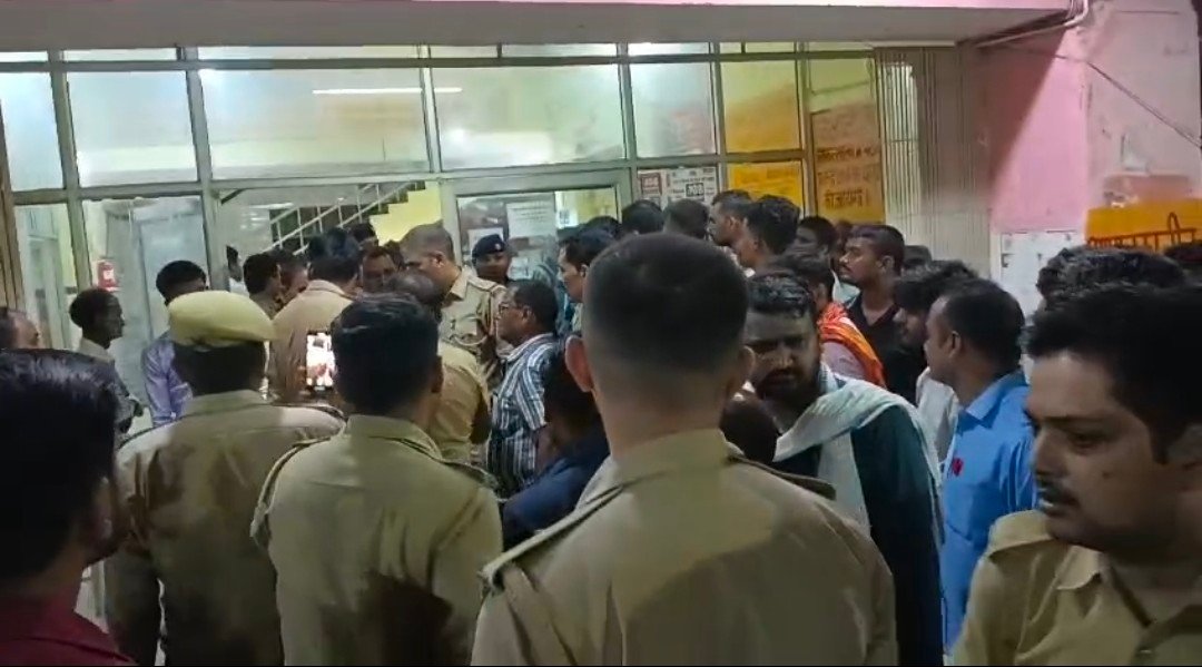 रायबरेली के जिला अस्पताल की मर्चुरी में शव न रखने को लेकर हंगामा