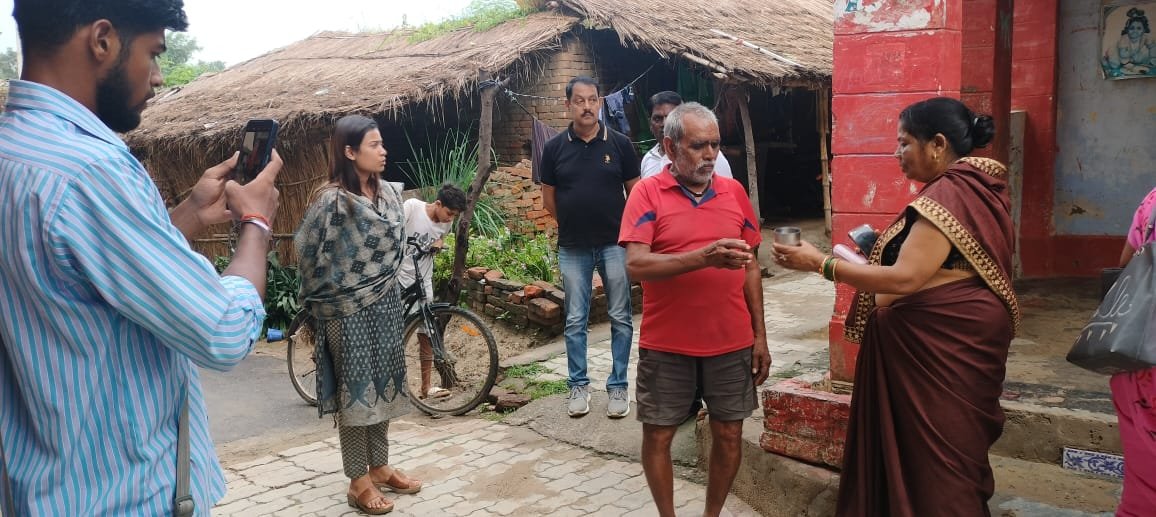 रायबरेली-ग्राम पुरुषोत्तमपुर में ग्रामीणो को खिलाई गई  फाइलेरिया औषधि