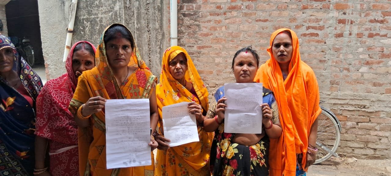 Raibareli-नाथखेड़ा ग्राम प्रधान के खिलाफ दर्जनों ग्रामीणो ने किया प्रदर्शन