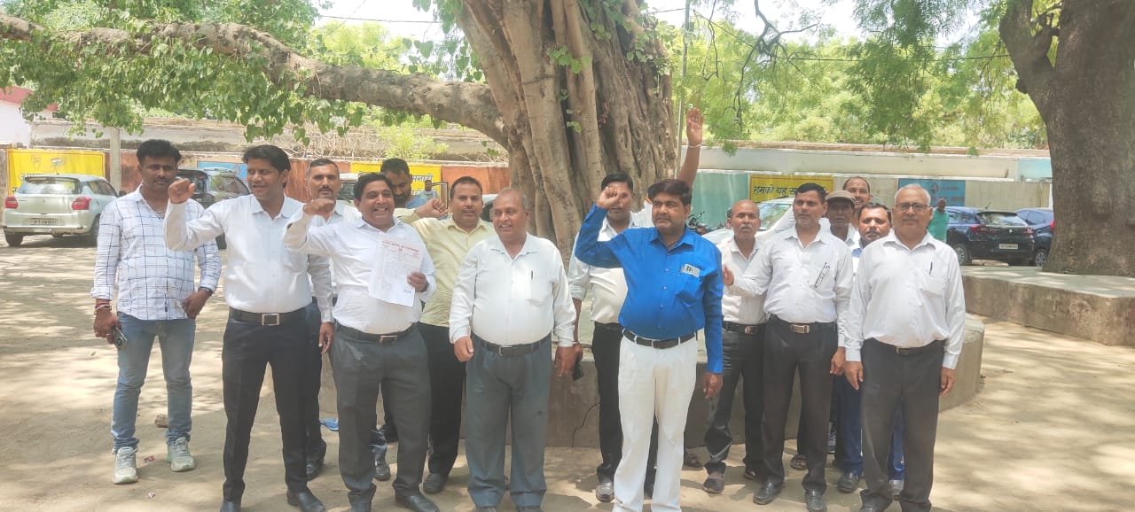 Raibareli-अधिवक्ताओं ने किया प्रदर्शन