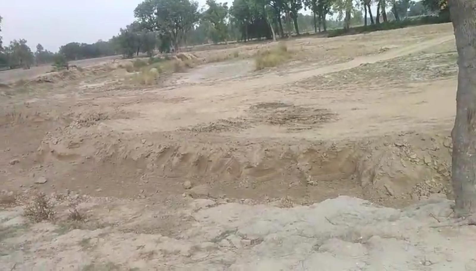 रायबरेली-गंगा एक्सप्रेस वे के ठेकेदार द्वारा खोदवाया जा रहा अमृत सरोवर के लिए चयनित तालाब,, 