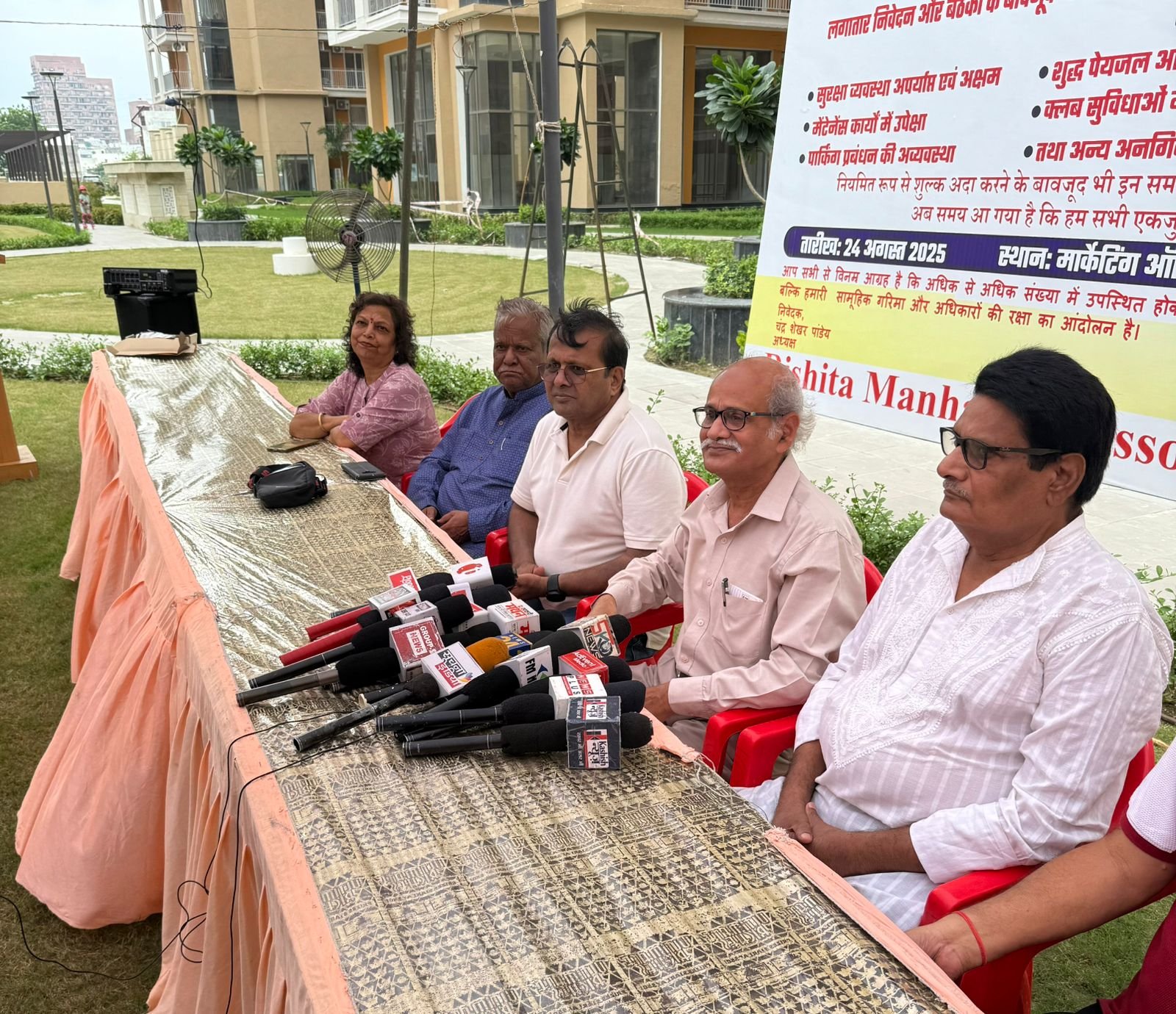 रिशिता मैनहट्टन अपार्टमेंट परिसर में निवासियों द्वारा आयोजित हुआ अनिश्चितकालीन धरना