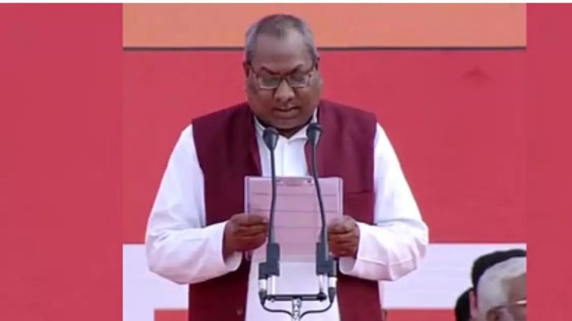 निषाद पार्टी में बड़ा फेरबदल, संजय निषाद ने अपने ही बेटे को दिखाया बाहर का रास्ता, जानिए क्यों