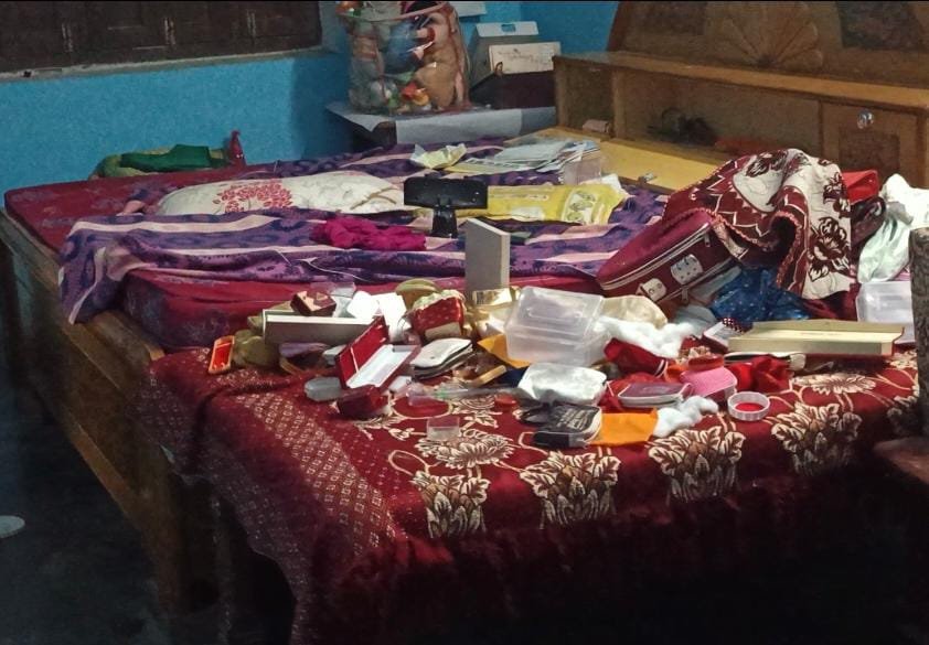 रायबरेली-सेवानिवृत्त दरोगा के घर  अज्ञात चोरों ने अलमारी का लाकर तोड़कर 20 लाख के सोने चांदी के आभूषण वा 25 हजार नगदी किया पार,,,, 