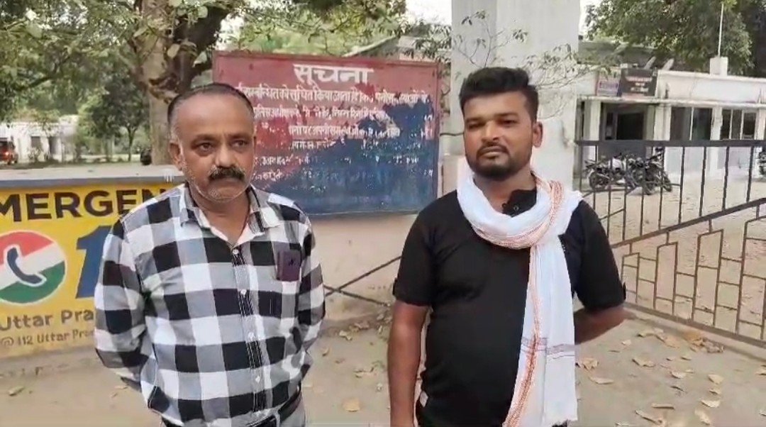 Raibareli-दिन दहाड़े दबंगों ने जबरन दुकान का तोड़ा ताला