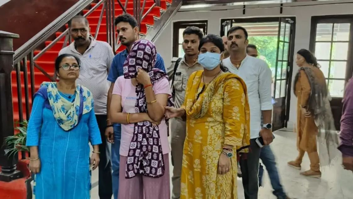 रिश्वत में मांगे अंडरगारमेंट्स और मटन. गिरफ्तार हुई महिला दरोगा का ऑडियो वायरल, जानें क्या हुई डील!