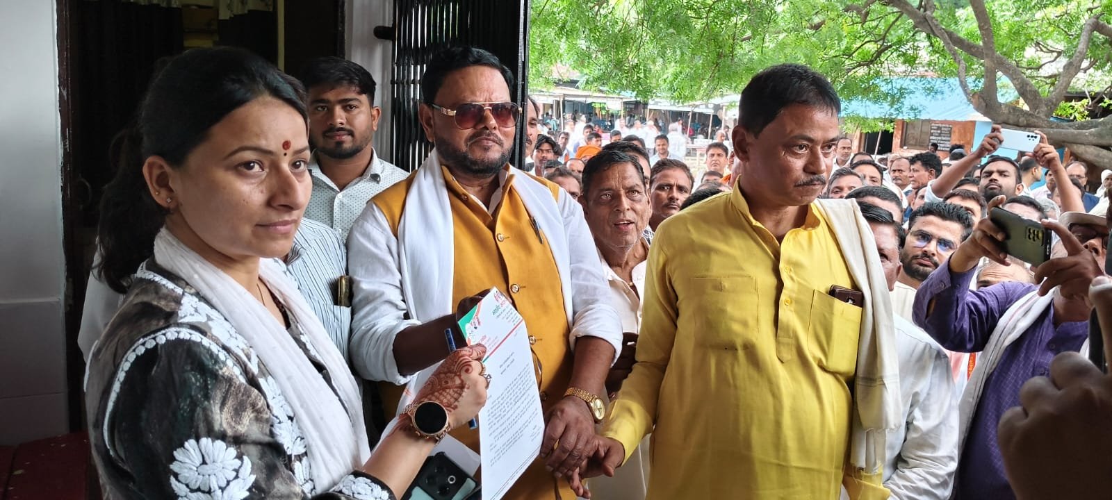 रायबरेली-पूर्व विधायक के नेतृत्व में किसानों में तहसील परिसर में किया प्रदर्शन, एसडीएम को ज्ञापन सौप मुआवजे की कि मांग