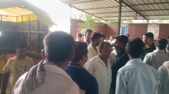 रायबरेली-जिला अस्पताल ले जाते समय प्रसूता की हुई मौत, परिजनों ने सीएचसी में काटा हंगामा, लापरवाही का आरोप