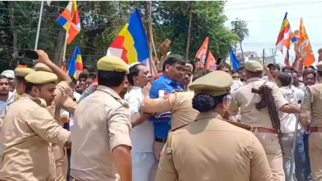 रायबरेली में धरना प्रदर्शन के दौरान अपने ही अधिकारी को नही पहचान पाया दरोगा