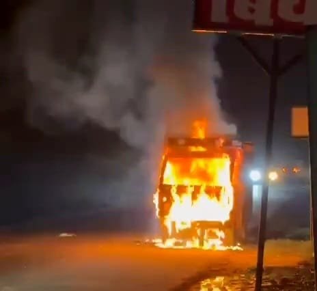 रायबरेली-संदिग्ध परिस्थितियों में छोटा हाथी डाला में लगी आग, चालक झुलसकर हुआ घायल