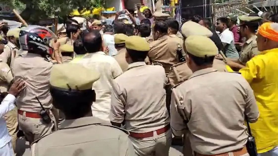 रायबरेली में राहुल गांधी का पुतला दहन करने आए भाजपा कार्यकर्ताओं की पुलिस से झड़प