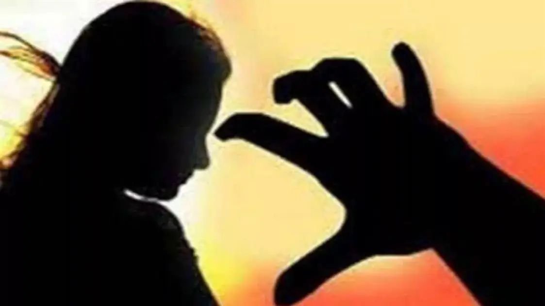 रायबरेली-घर की छत पर खड़ी महिला की नाबालिग बेटी से मनचला कर रहा था गंदे इशारे