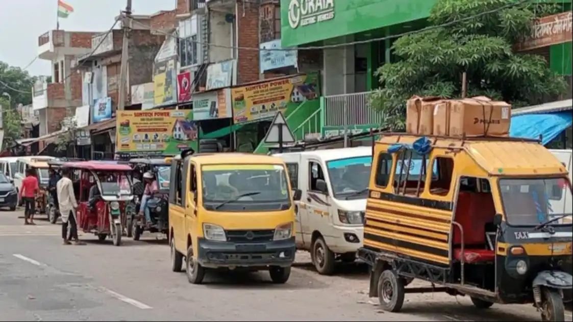 रायबरेली-चौराहों पर पुलिस चौकी, फिर भी सड़क घेर कर खड़े डग्गामार वाहन; आंखे मूंदे बैठे अधिकारी