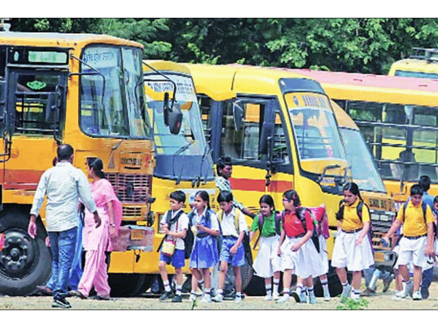 रायबरेली-अनफिट वाहनों से ढोए जा रहे बच्चे,कब होगी कार्यवाही