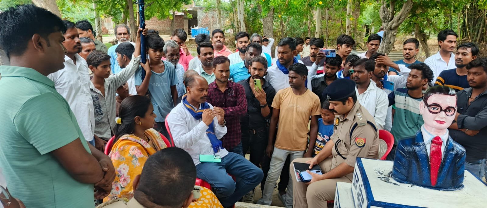 रायबरेली-तोड़कर फेंकी गई अंबेडकर प्रतिमा , हुआ बवाल , अधिकारियों के छूटे पसीने