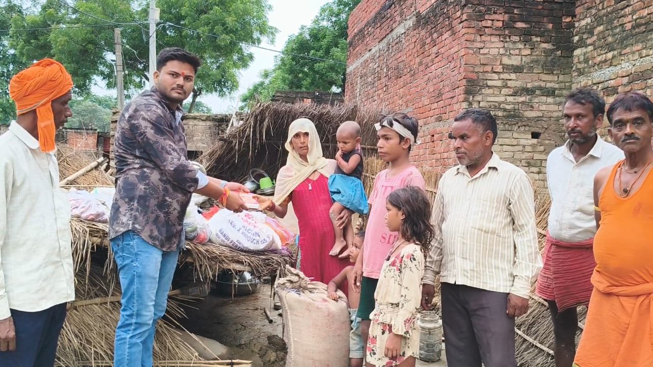 रायबरेली-भारी बारिश से टूक गांव में गरीब व्यक्ति का मकान गिरा, अभय सिंह और ग्राम प्रधान ने की तुरंत सहायता