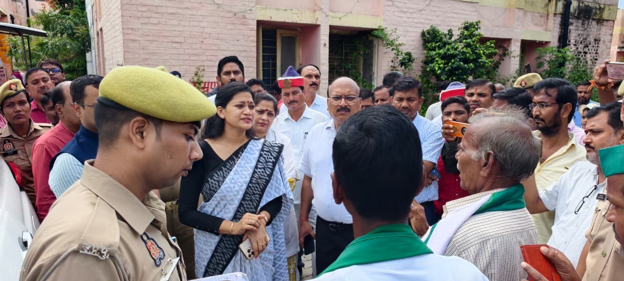 रायबरेली-डीएम ने निरीक्षण कर जलभराव की स्थिति व प्रदान की जा रही स्वास्थ्य सेवाओं का लिया जायजा