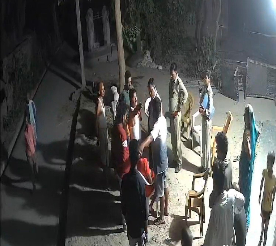 Raibareli-पुलिस के सामने युवक ने दिखाई गुंडई,तमाशबीन बनी रही पुलिस