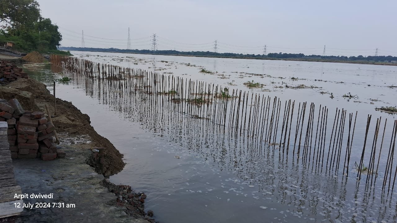 रायबरेली-गंगा तट पर सौंदर्यीकरण के लिए खोदे गए गड्ढों में भरा पानी, बढ़ा खतरा 