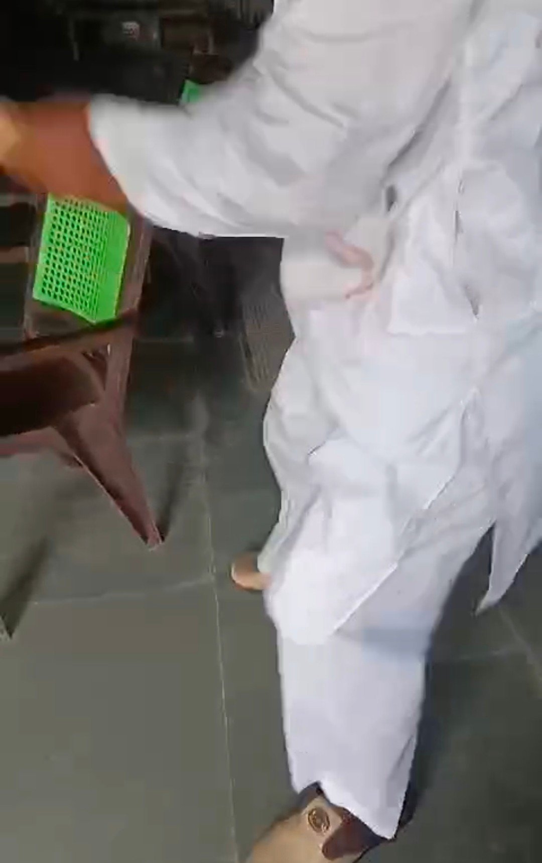 Raibareli-पॉवर हाउस के अंदर उपभोक्ता की खुलेआम गुंडई