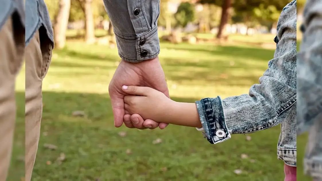 कब और कैसे शुरू होती है बच्चों में सेक्स के प्रति जिज्ञासा, क्या करें पेरेंट्स?