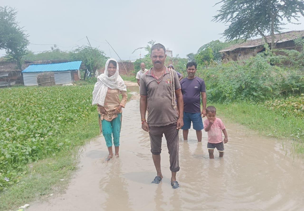 रायबरेली-गड्ढों में तब्दील पक्की सड़क डामर गायब ग्रामीणों ने रोड बनवाने की लगाई गुहार