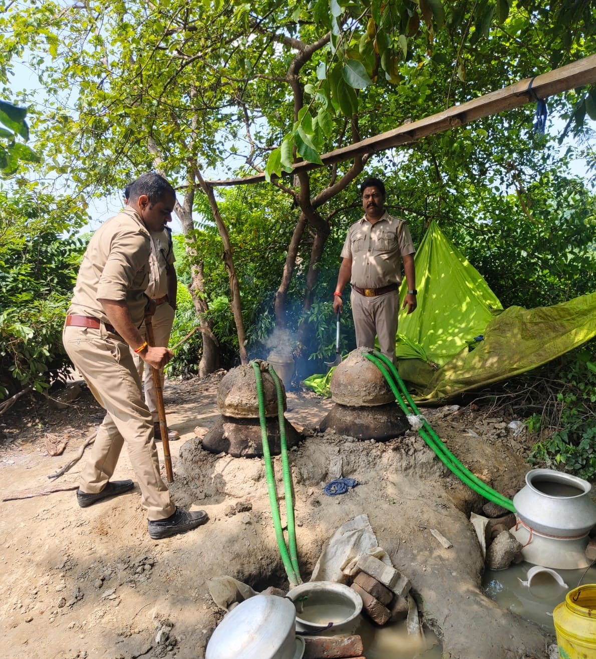 रायबरेली-आबकारी व पुलिस विभाग की टीम ने 60 लीटर अवैध कच्ची शराब की बरामद