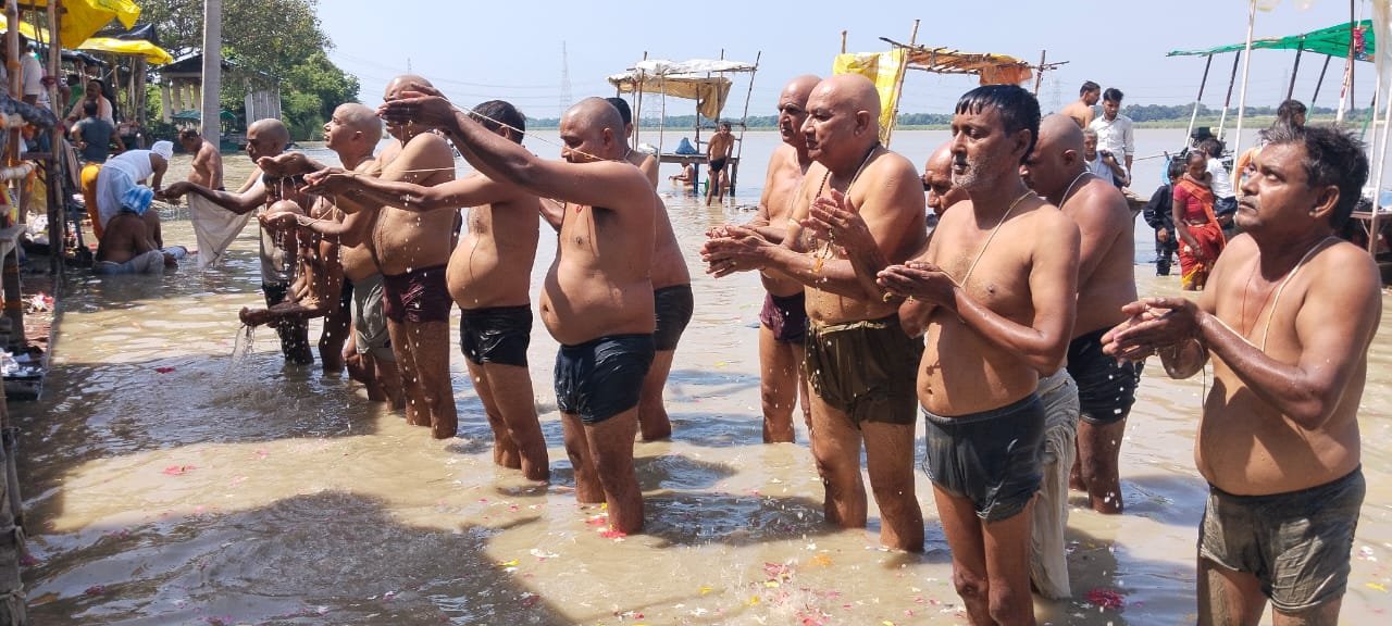 रायबरेली-भाद्रपक्ष पूर्णिमा पर उमड़ी आस्था , तर्पण कर पितरों से मांगा आशीष 