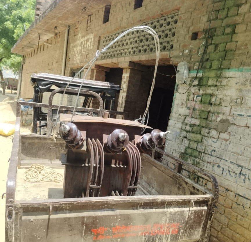 Raibareli-पैसे लेकर रखवाए जा रहे हैं ग्रामीण अंचलों में ट्रांसफार्मर