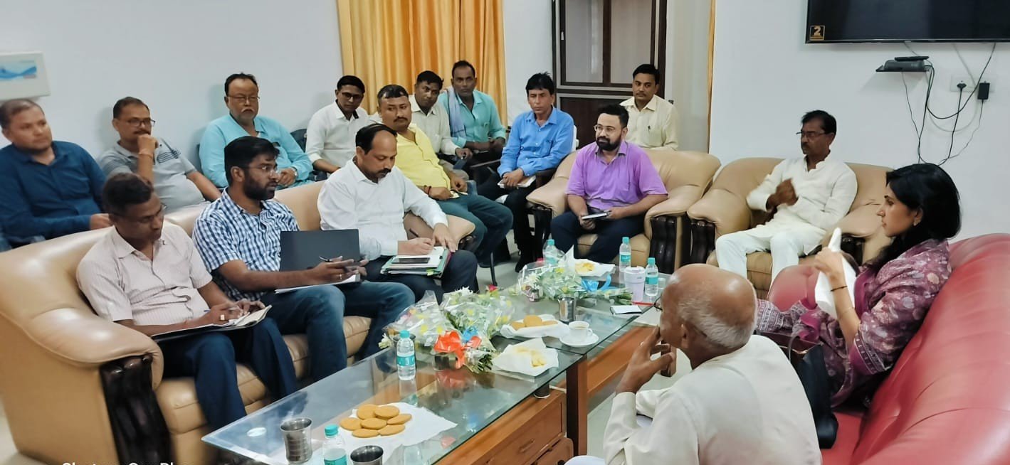 Raibareli-सदर विधायक ने बिजली विभाग और सिंचाई विभाग के अधिकारियों के साथ की समीक्षा बैठक