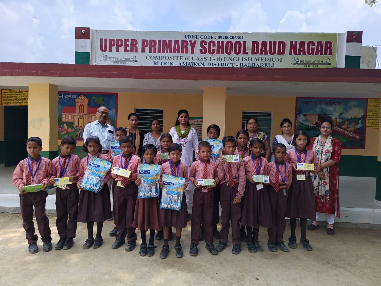Raibareli-बीडीओ संदीप सिंह ने बच्चों से पूछे सवाल, दिया जवाब, मिला तोहफा
