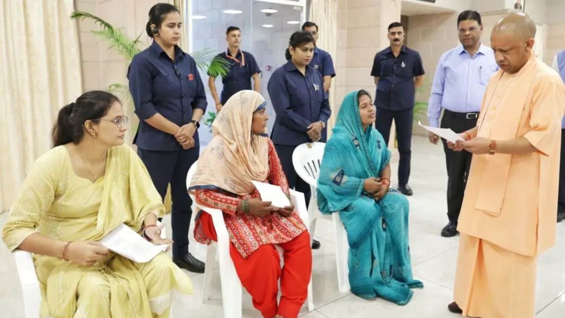 परेशान न हों, इलाज में मदद करेगी सरकार, जनता दर्शन में सीएम योगी ने समस्याओं के समाधान के लिए किया आश्वस्त