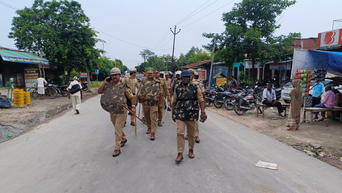 रायबरेली-थुलेडी में पुलिस का फ्लैग मार्च, शांति व्यवस्था बनाए रखने की अपील