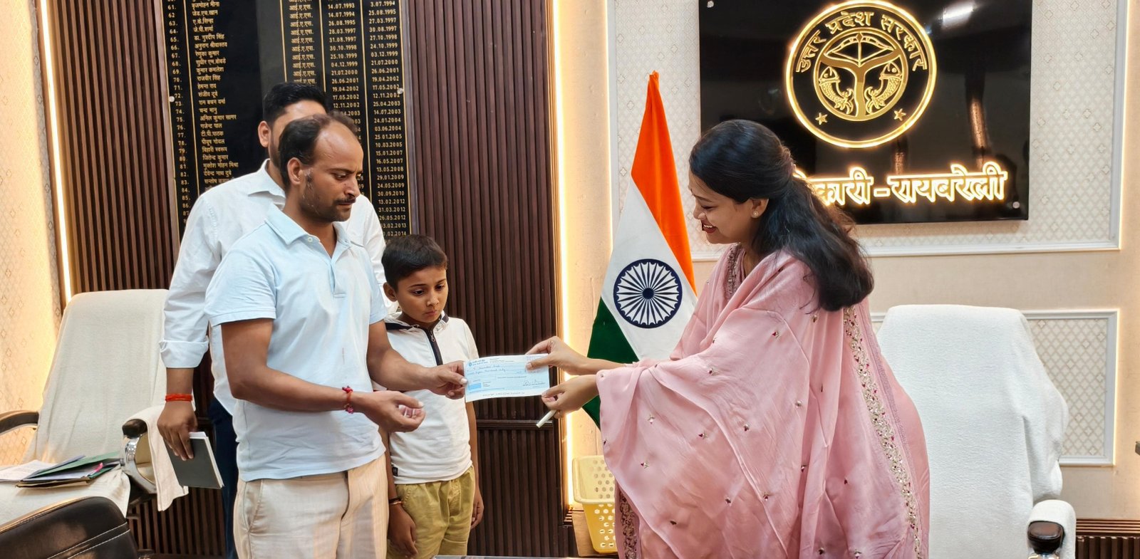 रायबरेली-डीएम ने जनसुवाई में आये फरियादी को 15 हजार रूपये का चेक देकर की आर्थिक मदद