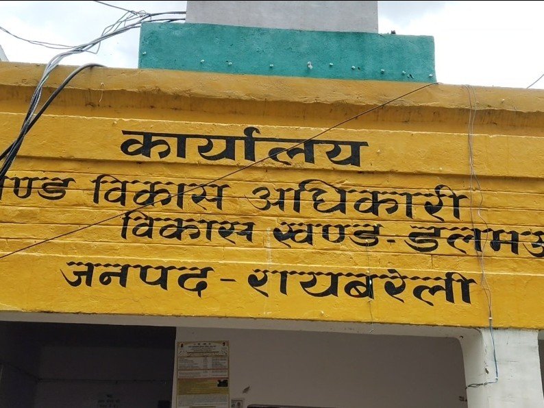 रायबरेली-घोरवारा गांव में ग्रामीणों को ना मिल रही लाइट ना गांव में मिल रही स्वच्छता बजबजा रही नालियाँ