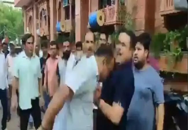 ADM का होटल मालिक ने किया विरोध तो मुंह पर मारा सिर