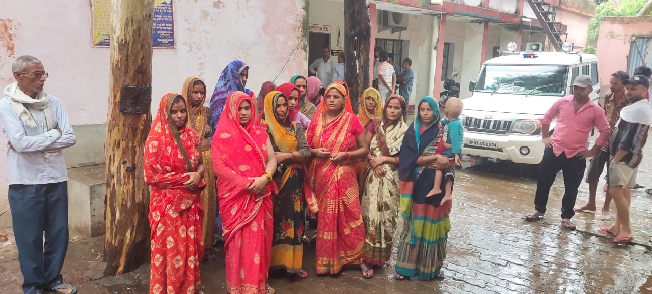 Raibareli-दबंगो ने रास्ते को कराया बंद