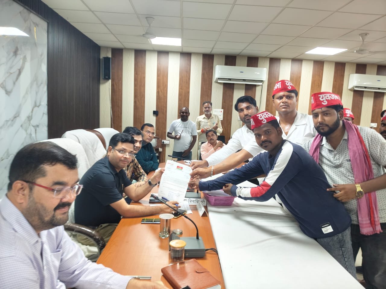 रायबरेली-समाजवादी पार्टी के युवाजन सभा से जिला अध्यक्ष राज्यपाल को सम्बोधित ज्ञापन एसडीएम को सौंपा,,, 