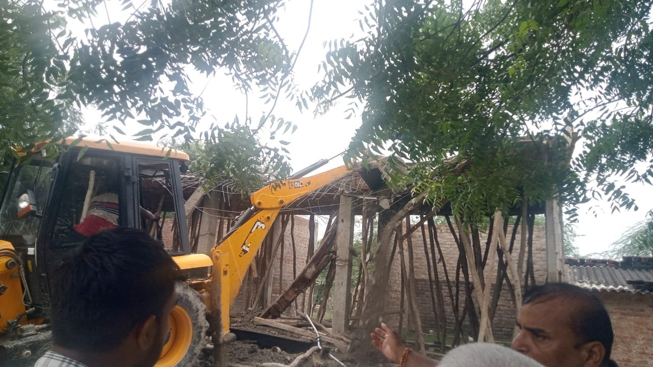 रायबरेली- एसडीएम के आदेश पर अवैध कब्जे पर चला बुलडोजर, मचा हडकंप,,,,, 