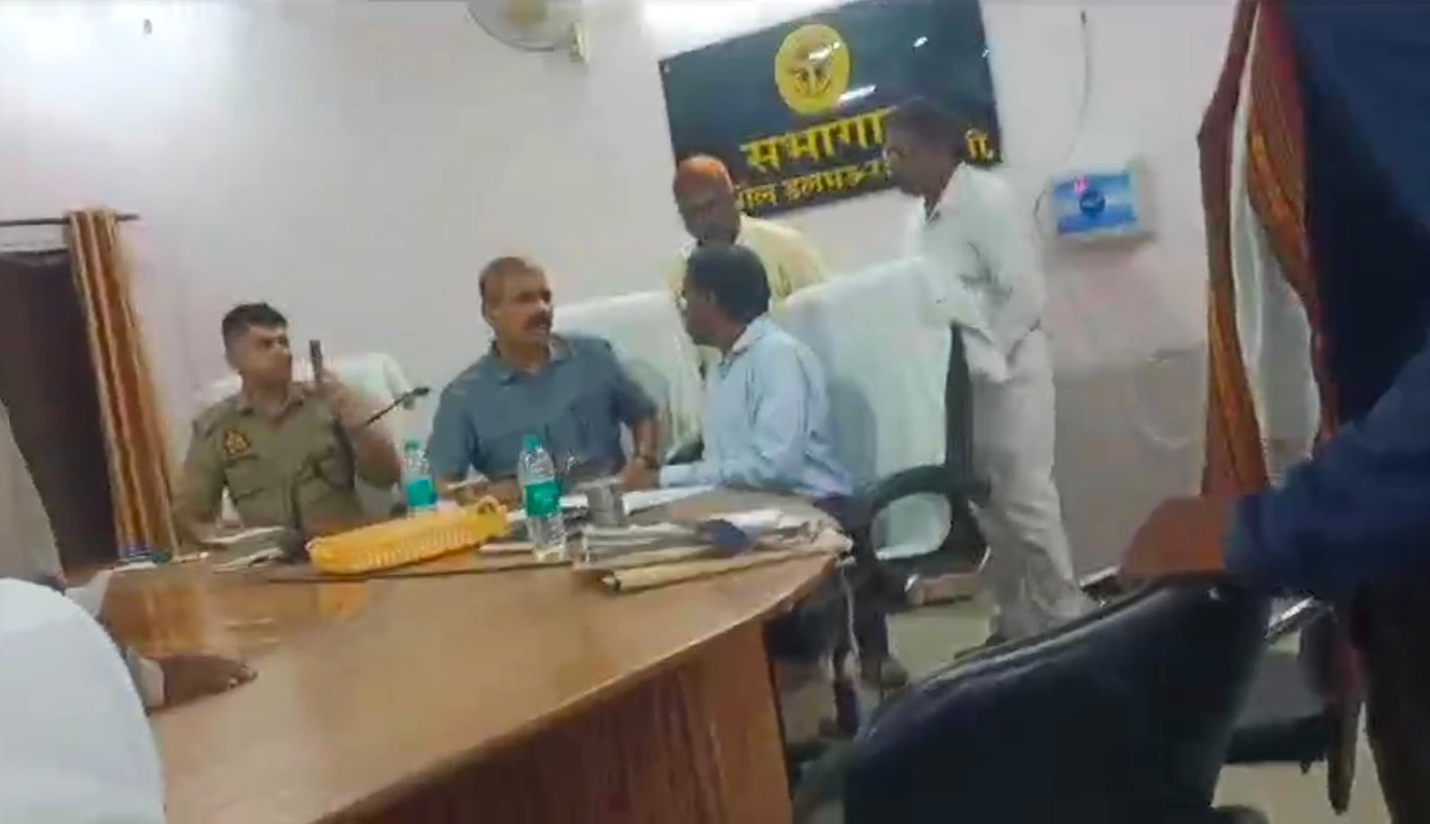 Raibareli-बीडीओ व तहसीलदार  के बीच जमकर हुई नोकझोंक