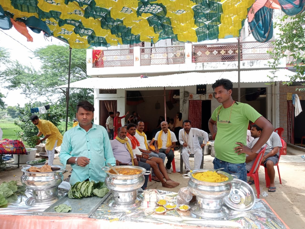 रायबरेली-कांवड़िया संघ द्वारा आयोजित भंडारे में उमड़े श्रद्धालु 