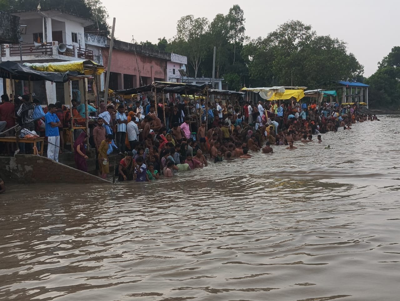 रायबरेली-शारदीय नवरात्रि पर गंगा घाट में उमड़ी श्रद्धा , श्रद्धालुओं ने लगाई डुबकी 