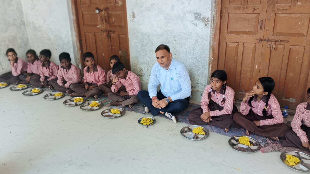 रायबरेली-बीएसए ने निरीक्षण के दौरान बच्चों के साथ चखा एमडीएम का स्वाद