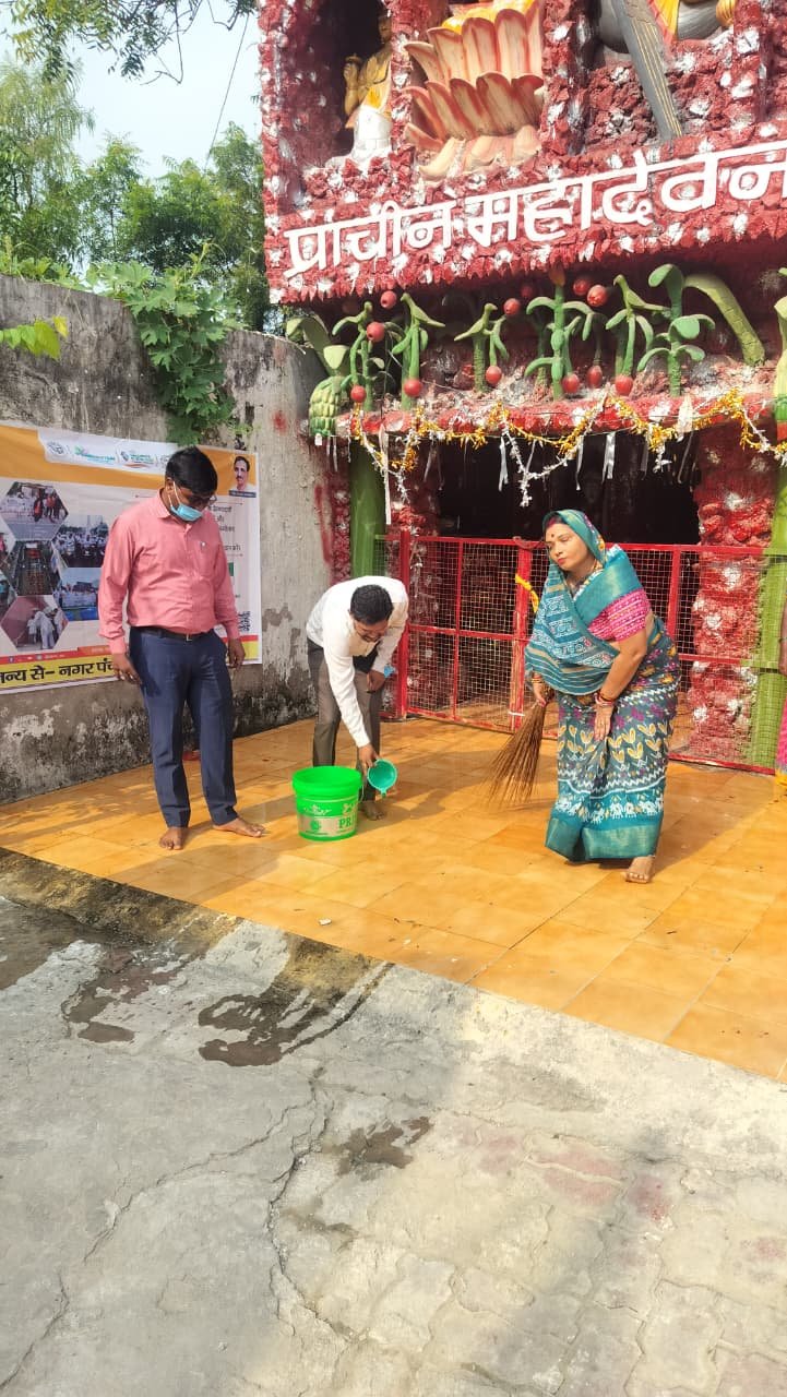 रायबरेली-स्वच्छता के लिए नगर पंचायत अध्यक्ष ममता जायसवाल ने खुद उठाई झाड़ू