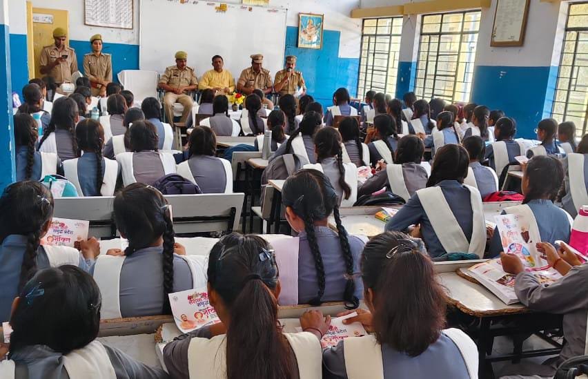 रायबरेली- NTPC आवासीय परिसर में सरस्वती विद्यालय में पुलिस नें छात्राओं को दी सुरक्षा वा हेल्पलाइन की जानकारी