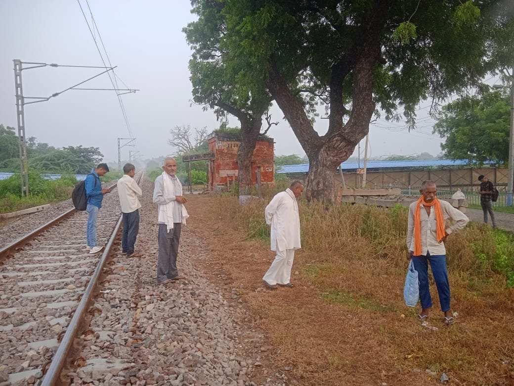 रायबरेली-मंझलेपुर हाल्ट रेलवे स्टेशन: मूल भूत सुविधाएं न होने से यात्रियों हो रही दिक्कत ,,, 