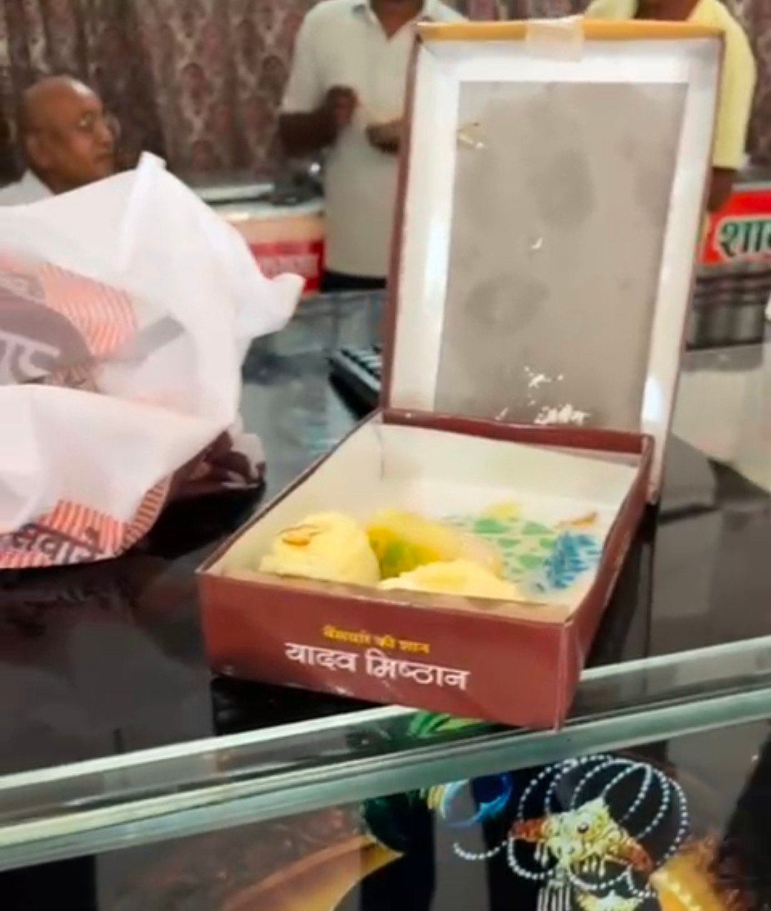 रायबरेली के लालगंज के यादव मिष्ठान भंडार में घटिया मिठाई देने का आरोप,होटल मालिक की धौस, वीडियो वायरल से मेरा कुछ नही होगा