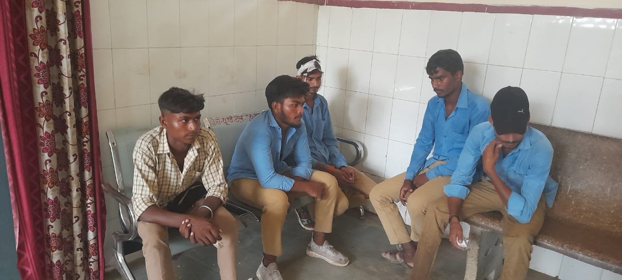 रायबरेली-इंटर कालेज के छात्रों के बीच बड़ा बवाल , दर्जनों युवकों ने छात्रों पर बोला हमला , पांच घायल 