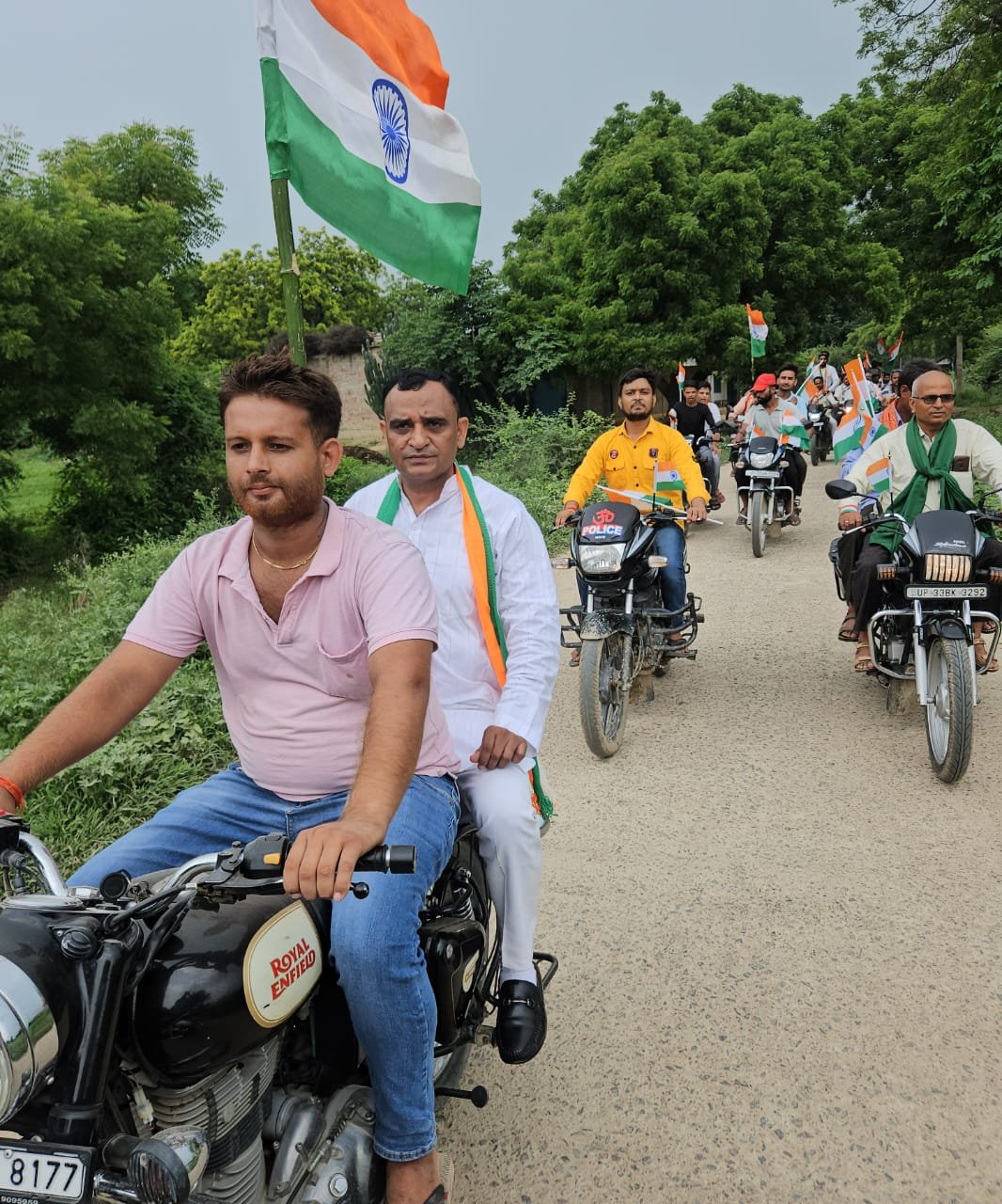 Raibareli-हर घर तिरंगा अभियान के तहत समाजसेवी शैलेंद्र अग्निहोत्री के नेतृत्व में निकाली गई तिरंगा यात्रा